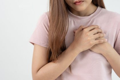 Mulher com expressão de preocupação relacionada à saúde cardiovascular