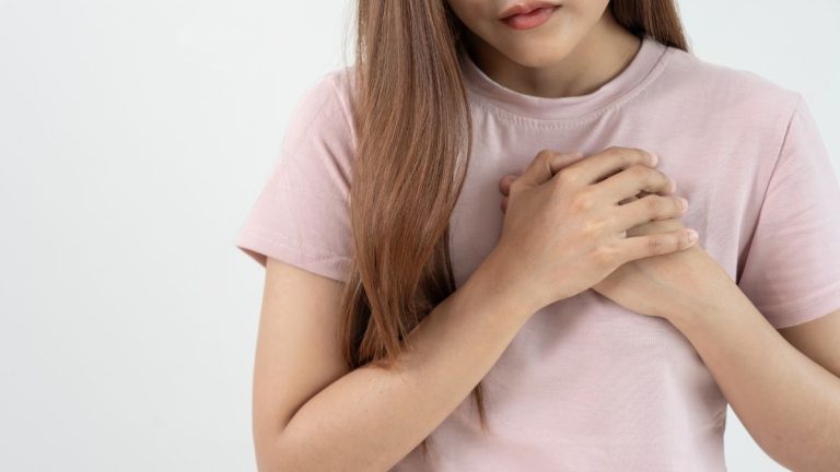 Mulher com expressão de preocupação relacionada à saúde cardiovascular