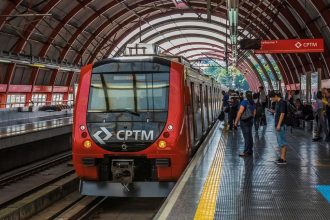 Trem da CPTM durante operação especial da Virada Cultural em São Paulo