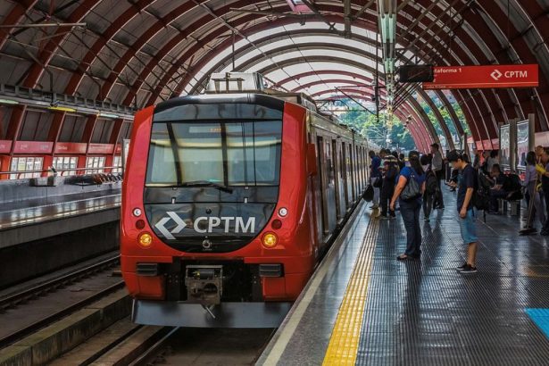 Trem da CPTM durante operação especial da Virada Cultural em São Paulo