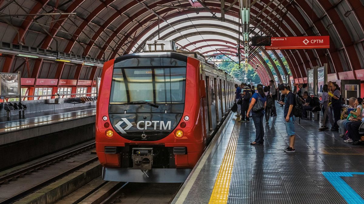 Trem da CPTM durante operação especial da Virada Cultural em São Paulo