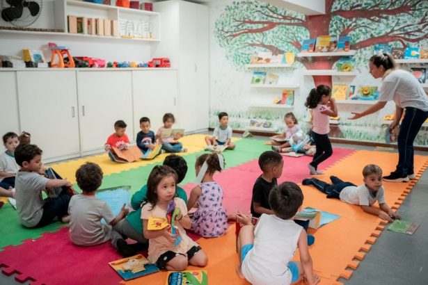 Professora em sala de aula durante atividade de educação infantil em Guarulhos