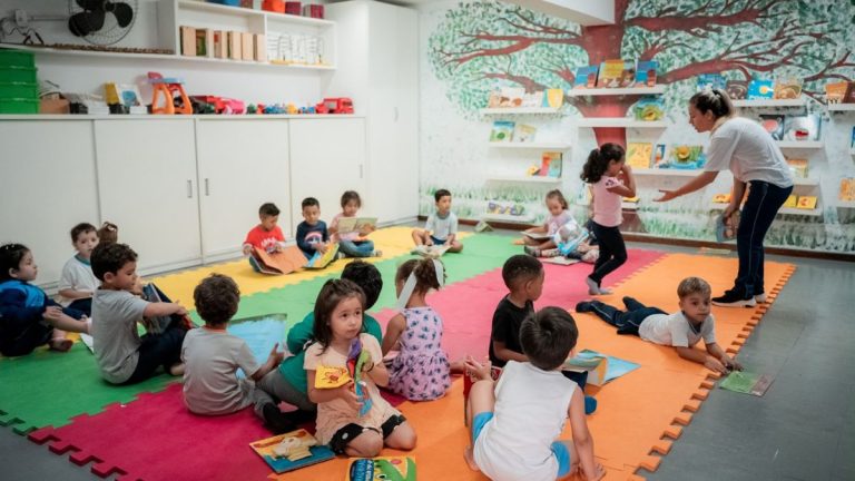 Professora em sala de aula durante atividade de educação infantil em Guarulhos