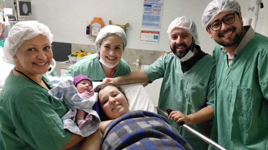 Gestante recebe atendimento durante acompanhamento da maternidade na Hapvida