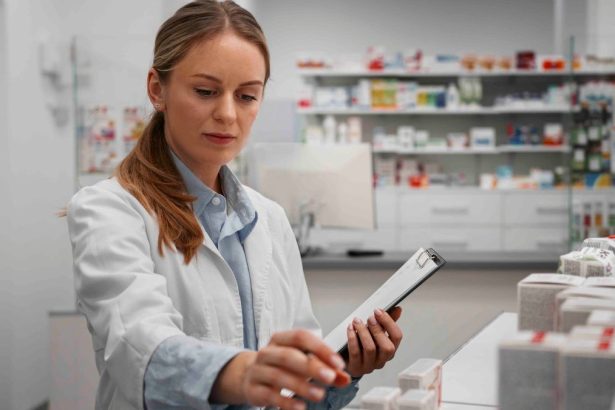 Profissional da área farmacêutica organizando medicamentos em farmácia