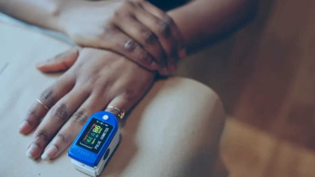 rofissional de enfermagem realiza aferição de sinais vitais em paciente hospitalar utilizando sistema integrado da Hapvida