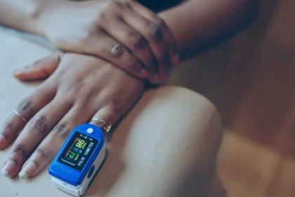 rofissional de enfermagem realiza aferição de sinais vitais em paciente hospitalar utilizando sistema integrado da Hapvida