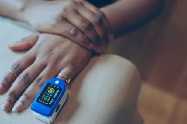 rofissional de enfermagem realiza aferição de sinais vitais em paciente hospitalar utilizando sistema integrado da Hapvida