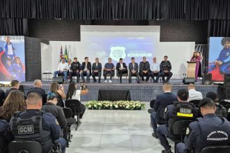 Representantes da Guarda Civil Municipal de Guarulhos durante adesão ao programa Município Mais Seguro