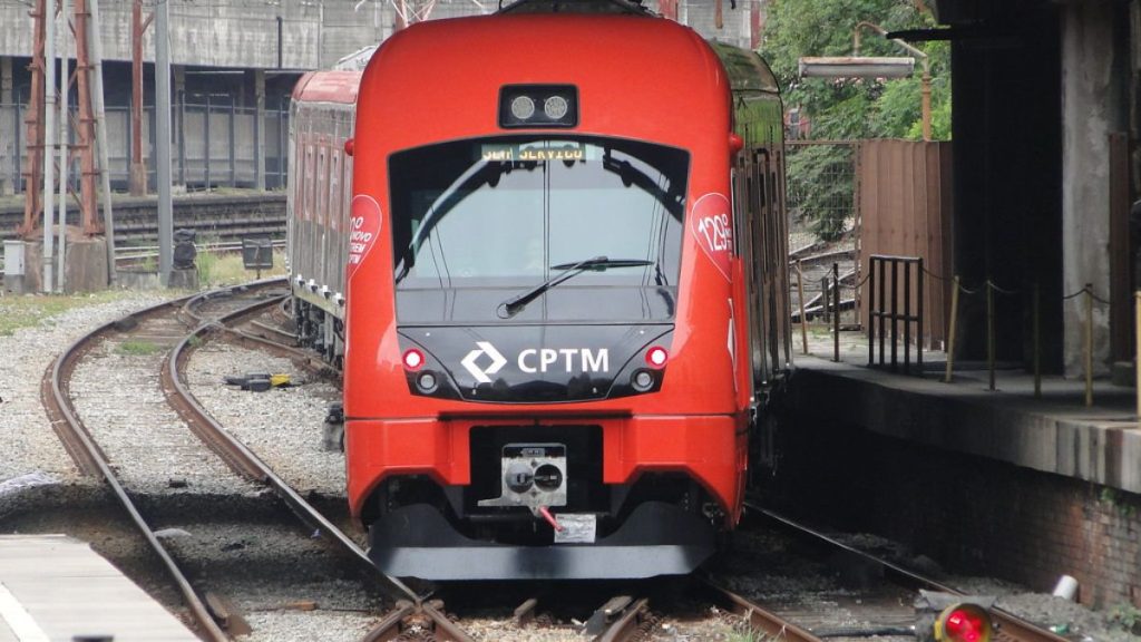 Trem da CPTM durante operação especial no feriado de Corpus Christi