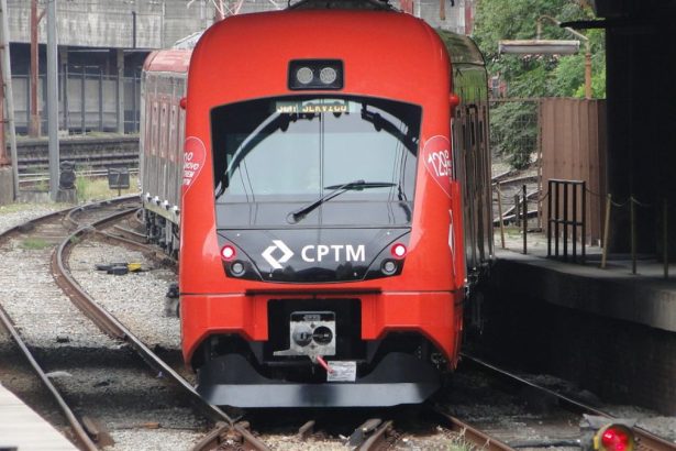 Trem da CPTM durante operação especial no feriado de Corpus Christi