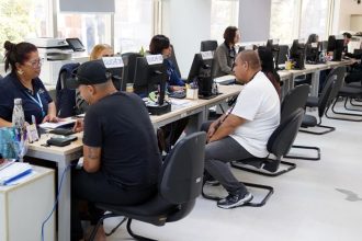 Atendimento na Casa do Emprego de Guarulhos para busca de vagas de trabalho