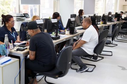 Atendimento na Casa do Emprego de Guarulhos para busca de vagas de trabalho