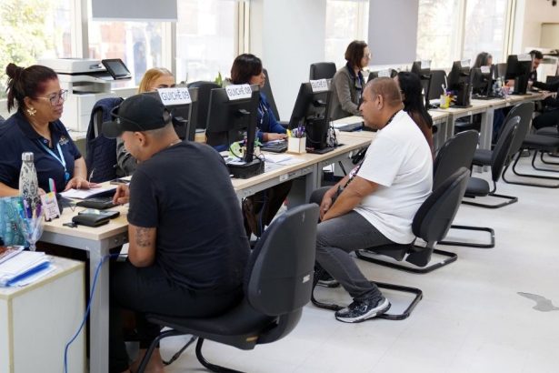 Atendimento na Casa do Emprego de Guarulhos para busca de vagas de trabalho