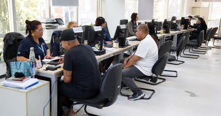 Atendimento na Casa do Emprego de Guarulhos para busca de vagas de trabalho