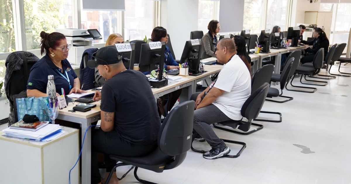Atendimento na Casa do Emprego de Guarulhos para busca de vagas de trabalho