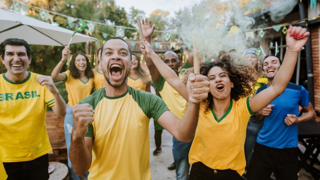 Torcedor assistindo a jogo da Copa do Mundo 2026; especialista alerta para riscos cardiovasculares em partidas decisivas