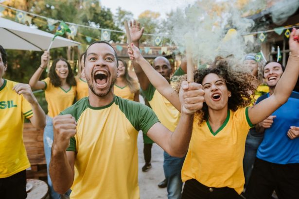 Torcedor assistindo a jogo da Copa do Mundo 2026; especialista alerta para riscos cardiovasculares em partidas decisivas