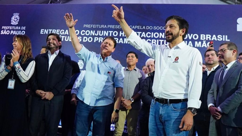 Prefeito Ricardo Nunes e governador Tarcísio de Freitas entregam chaves de moradias do Residencial Novo Brasil na Capela do Socorro em São Paulo