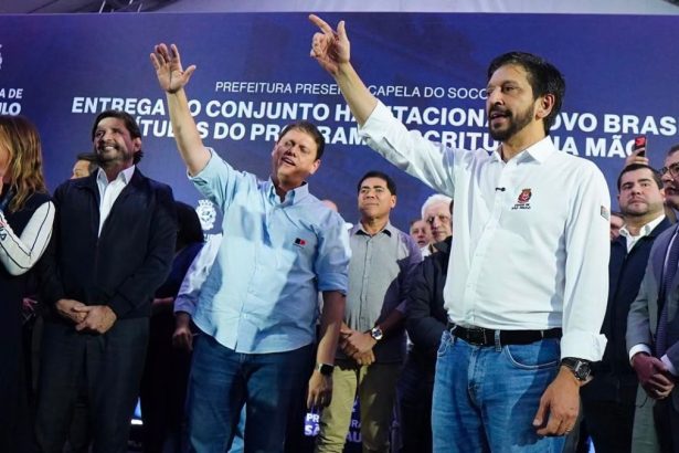 Prefeito Ricardo Nunes e governador Tarcísio de Freitas entregam chaves de moradias do Residencial Novo Brasil na Capela do Socorro em São Paulo