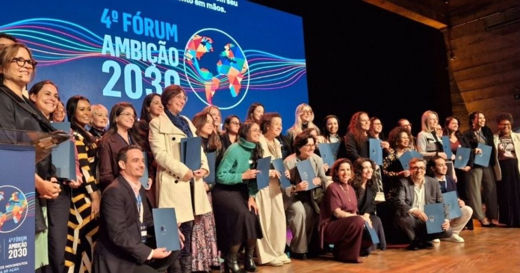 Representantes da Hapvida recebem reconhecimento do Pacto Global da ONU pelo avanço na participação feminina em cargos de alta liderança durante o Fórum Ambição 2030 no Masp