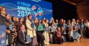 Representantes da Hapvida recebem reconhecimento do Pacto Global da ONU pelo avanço na participação feminina em cargos de alta liderança durante o Fórum Ambição 2030 no Masp