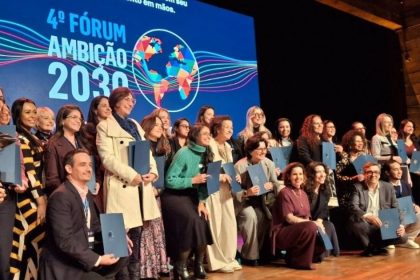 Representantes da Hapvida recebem reconhecimento do Pacto Global da ONU pelo avanço na participação feminina em cargos de alta liderança durante o Fórum Ambição 2030 no Masp