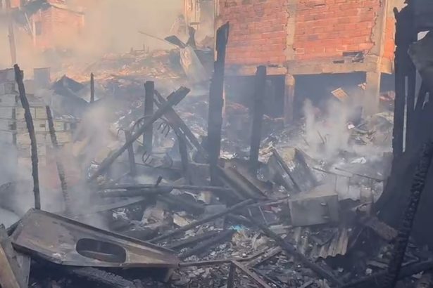 Bombeiros combatem incêndio que destruiu casas em Paraisópolis, em São Paulo