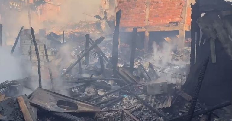 Bombeiros combatem incêndio que destruiu casas em Paraisópolis, em São Paulo