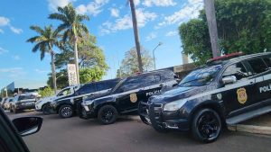 Agentes durante cumprimento de mandados na Operação Infiltrados, que investiga plano para matar promotor do Gaeco em Campinas