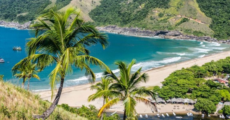Vista aérea da Praia do Bonete em Ilhabela, uma das 11 praias brasileiras selecionadas no ranking Best Beaches in the World 2026