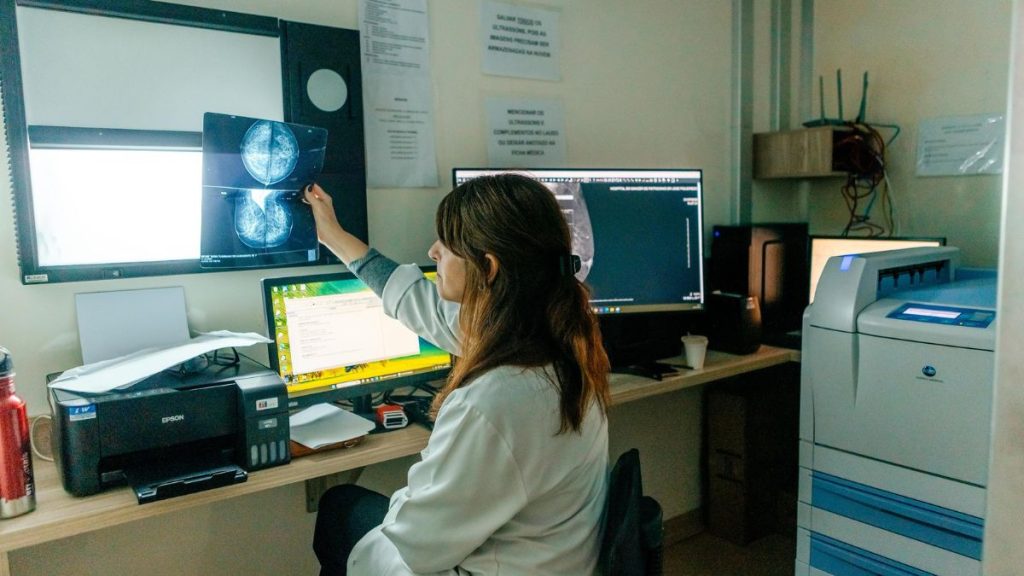 Profissional de saúde analisa exames da Carreta da Mamografia em estação de diagnóstico por imagem | Foto: Divulgação