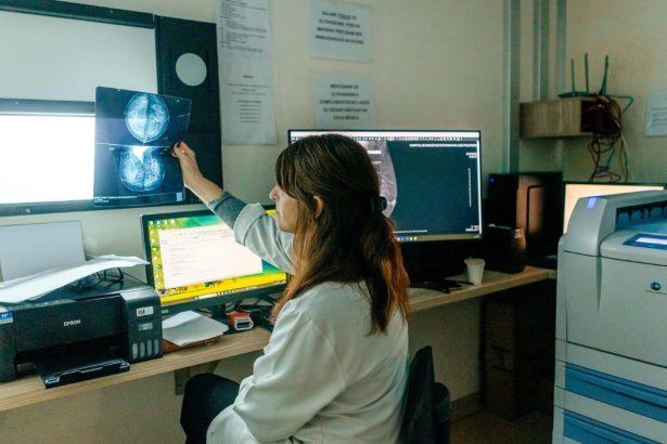 Profissional de saúde analisa exames da Carreta da Mamografia em estação de diagnóstico por imagem | Foto: Divulgação