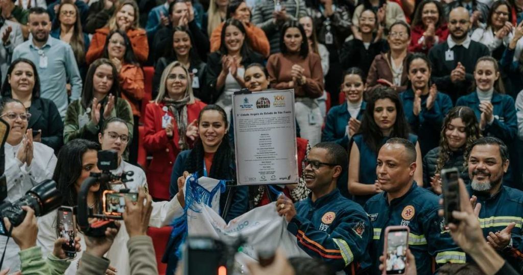 utoridades e profissionais da saúde durante cerimônia de entrega da certificação internacional Cidade Angels em São Bernardo do Campo