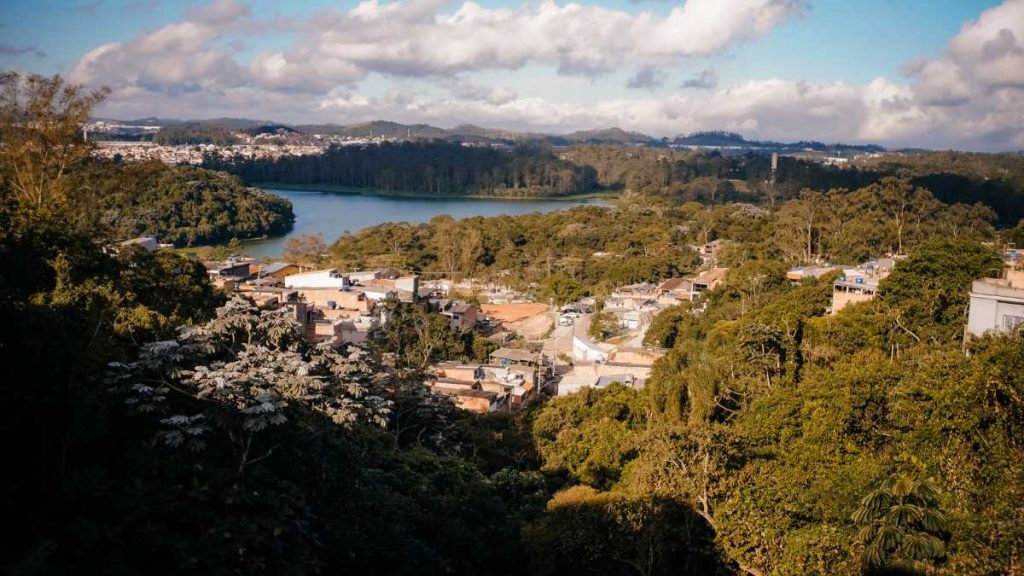 Obras de urbanização no Alvarenguinha, em São Bernardo, com pavimentação de ruas, drenagem e melhorias de infraestrutura para moradores da região
