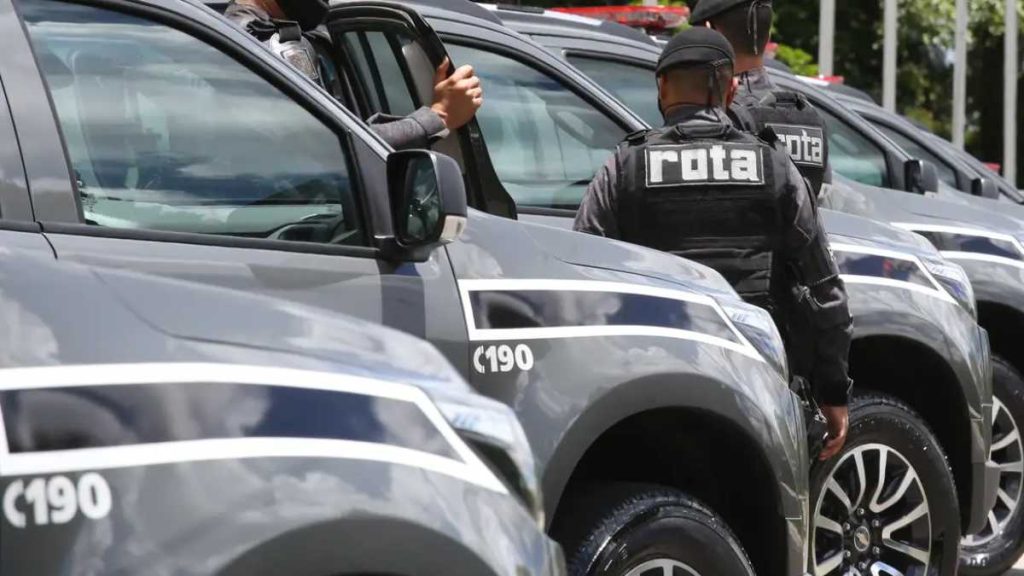 Viatura policial em área urbana durante operação de segurança pública em São Paulo, estado que registrou aumento nos casos de homicídio doloso e estupro