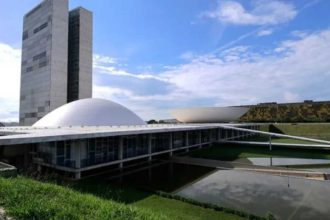 Reunião da Comissão de Constituição e Justiça durante análise de proposta sobre redução da maioridade penal
