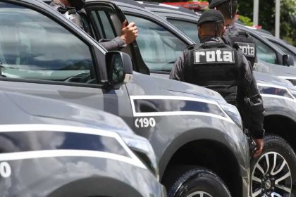 Viatura policial em área urbana durante operação de segurança pública em São Paulo, estado que registrou aumento nos casos de homicídio doloso e estupro