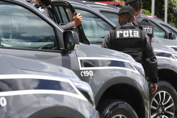 Viatura policial em área urbana durante operação de segurança pública em São Paulo, estado que registrou aumento nos casos de homicídio doloso e estupro