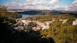 Obras de urbanização no Alvarenguinha, em São Bernardo, com pavimentação de ruas, drenagem e melhorias de infraestrutura para moradores da região