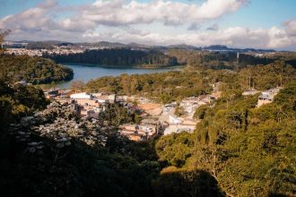 Obras de urbanização no Alvarenguinha, em São Bernardo, com pavimentação de ruas, drenagem e melhorias de infraestrutura para moradores da região