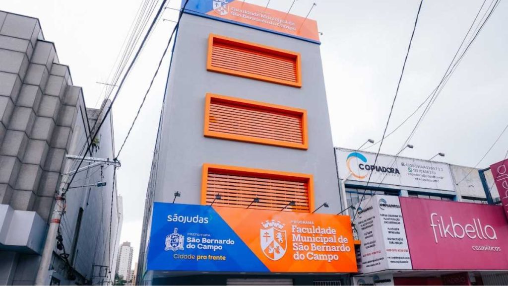 Estudantes realizam inscrição para o vestibular da Faculdade Municipal de São Bernardo, que oferece vagas gratuitas em cursos de ensino superior