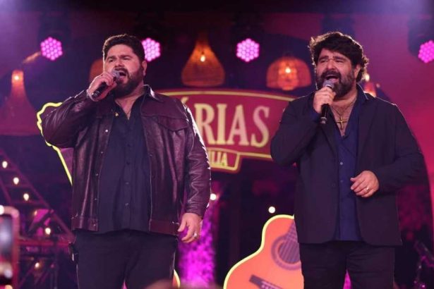 Público acompanha show musical e transmissão da Copa do Mundo durante o Arraiá do Paço em São Bernardo