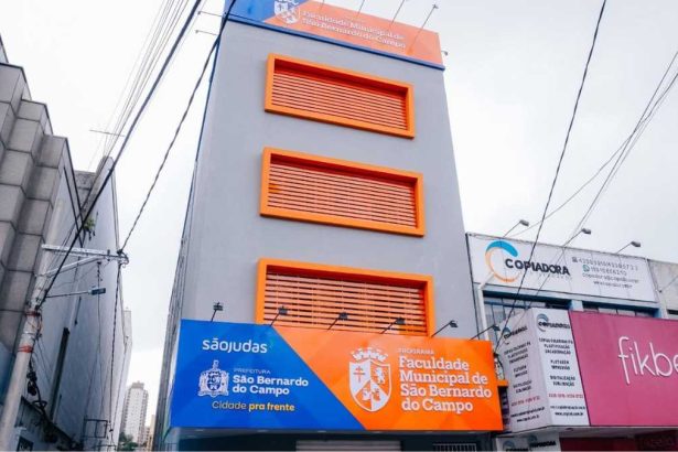 Estudantes realizam inscrição para o vestibular da Faculdade Municipal de São Bernardo, que oferece vagas gratuitas em cursos de ensino superior