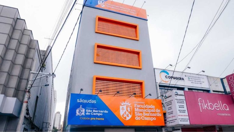 Estudantes realizam inscrição para o vestibular da Faculdade Municipal de São Bernardo, que oferece vagas gratuitas em cursos de ensino superior