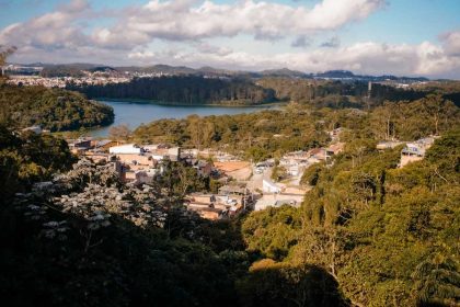 Obras de urbanização no Alvarenguinha, em São Bernardo, com pavimentação de ruas, drenagem e melhorias de infraestrutura para moradores da região
