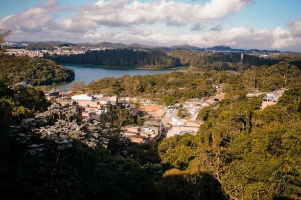 Obras de urbanização no Alvarenguinha, em São Bernardo, com pavimentação de ruas, drenagem e melhorias de infraestrutura para moradores da região