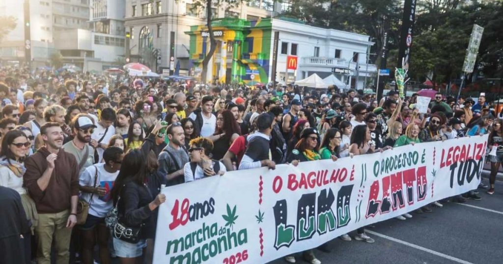 Participantes da Marcha da Maconha caminham pela Avenida Paulista durante ato em defesa da regulamentação da cannabis e do acesso ao uso medicinal da planta