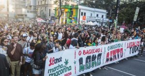 Participantes da Marcha da Maconha caminham pela Avenida Paulista durante ato em defesa da regulamentação da cannabis e do acesso ao uso medicinal da planta