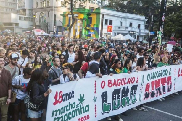 Participantes da Marcha da Maconha caminham pela Avenida Paulista durante ato em defesa da regulamentação da cannabis e do acesso ao uso medicinal da planta
